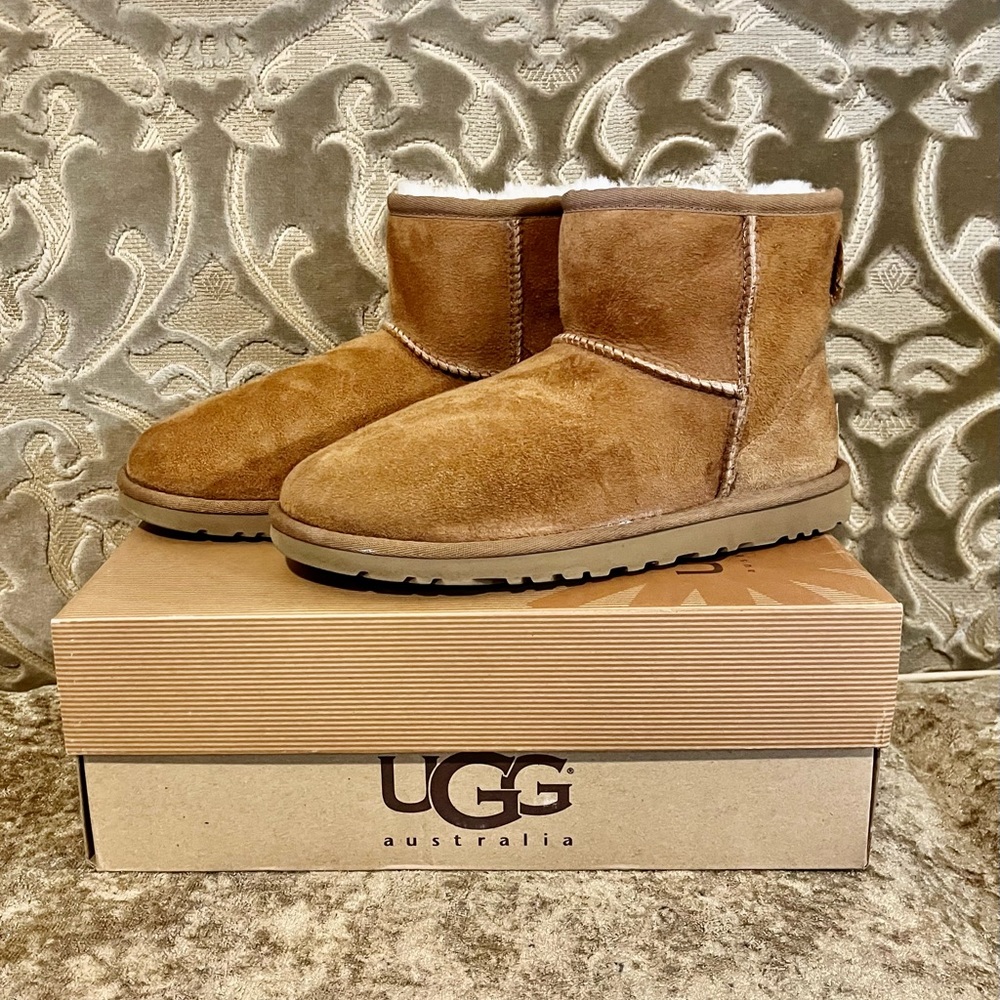 UGG Australia Womens Classic Mini Boot Chesnut Size 6–NEVER WORN!!
